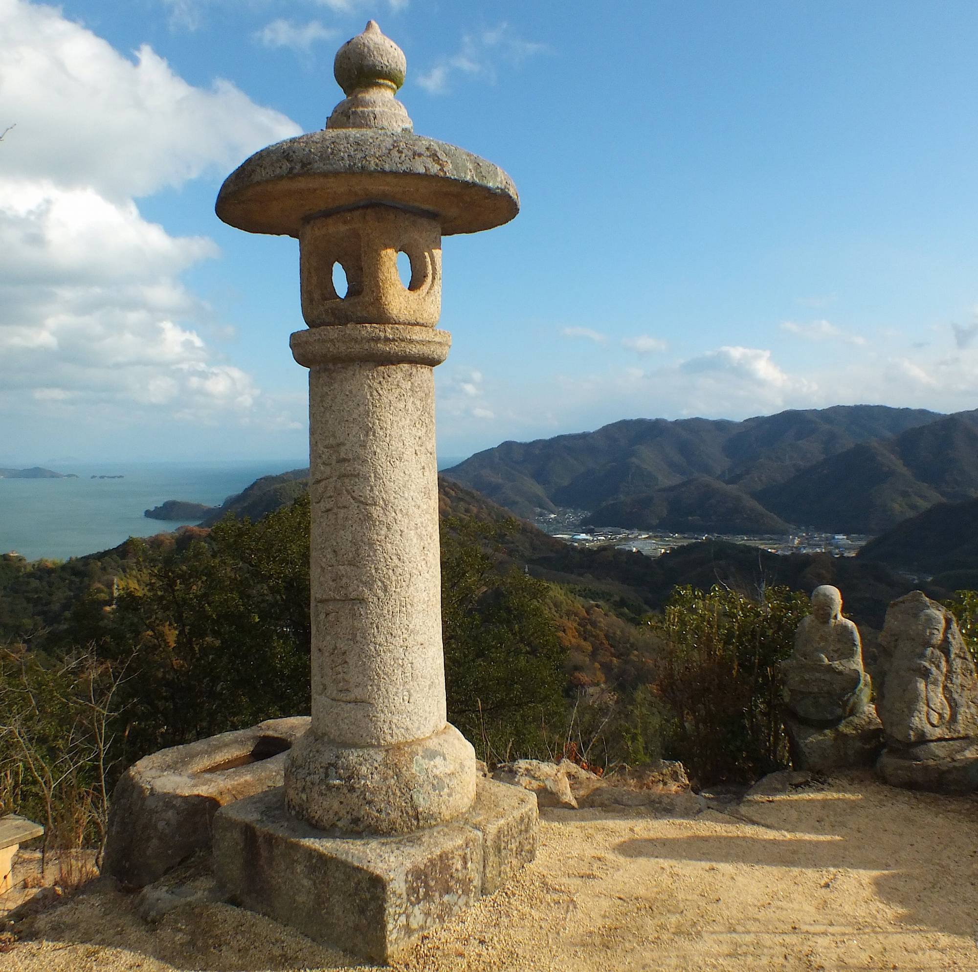 ふるさとの史跡をたずねて【384】石灯篭その2（尾道市因島重井町白滝山
